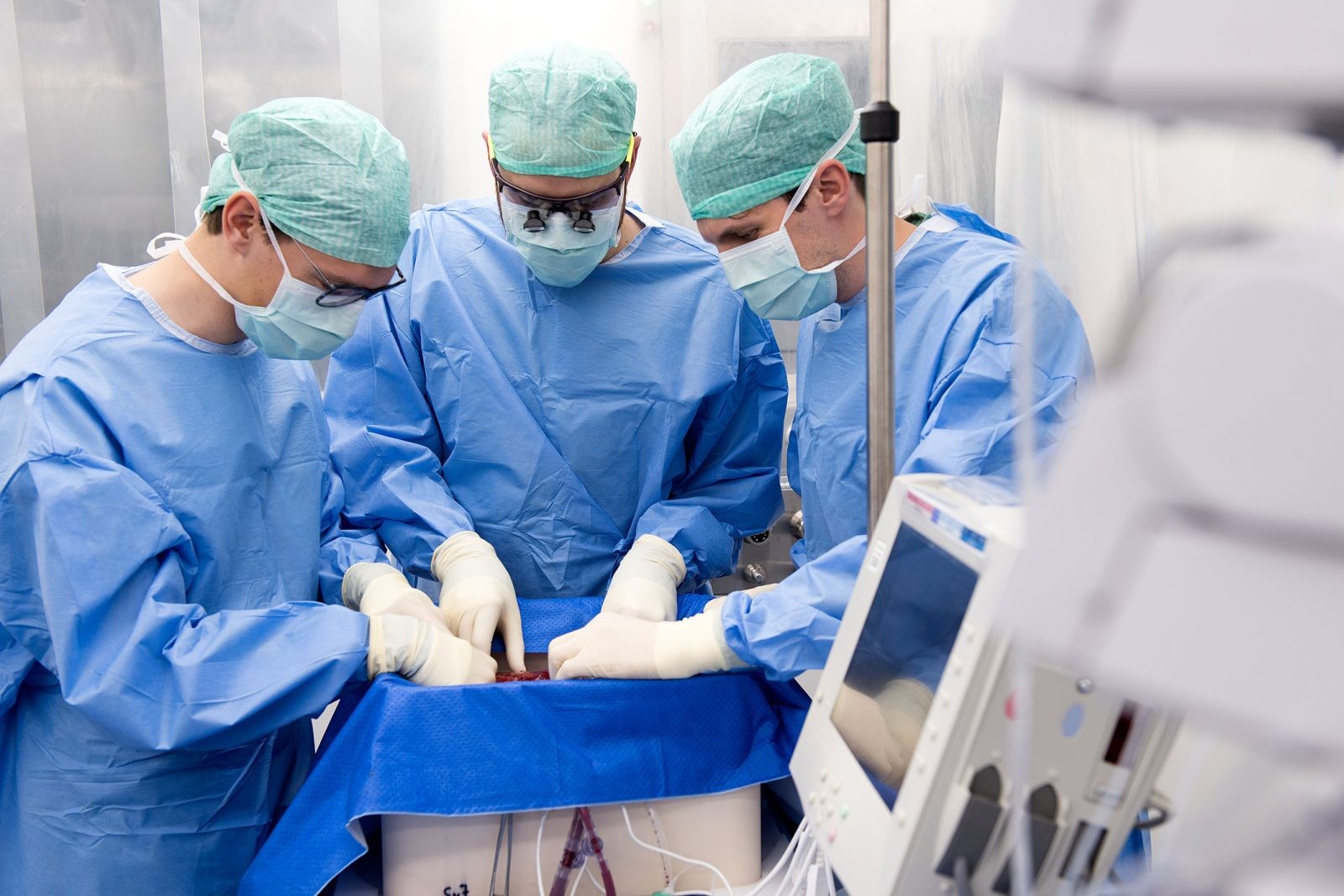 Chirurdzy z Zurychu podczas transplantacji /Fot. UZH
