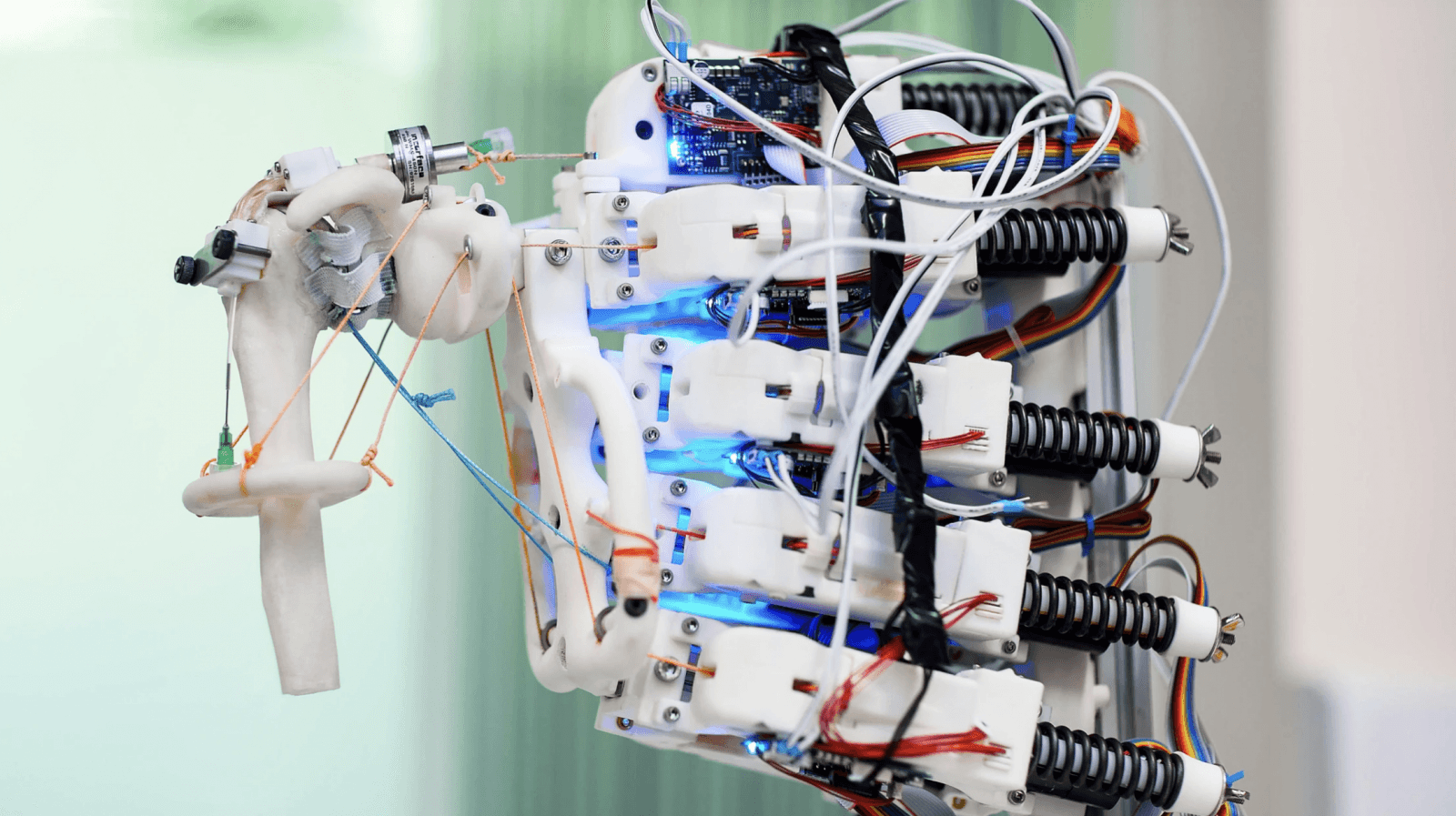 Ten robot działa jak ludzkie ramię. Niesamowite, co robi z komórkami