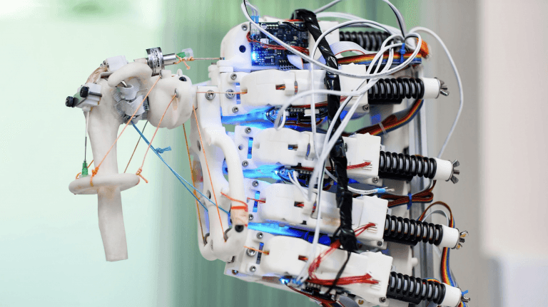 Ten robot działa jak ludzkie ramię. Niesamowite, co robi z komórkami